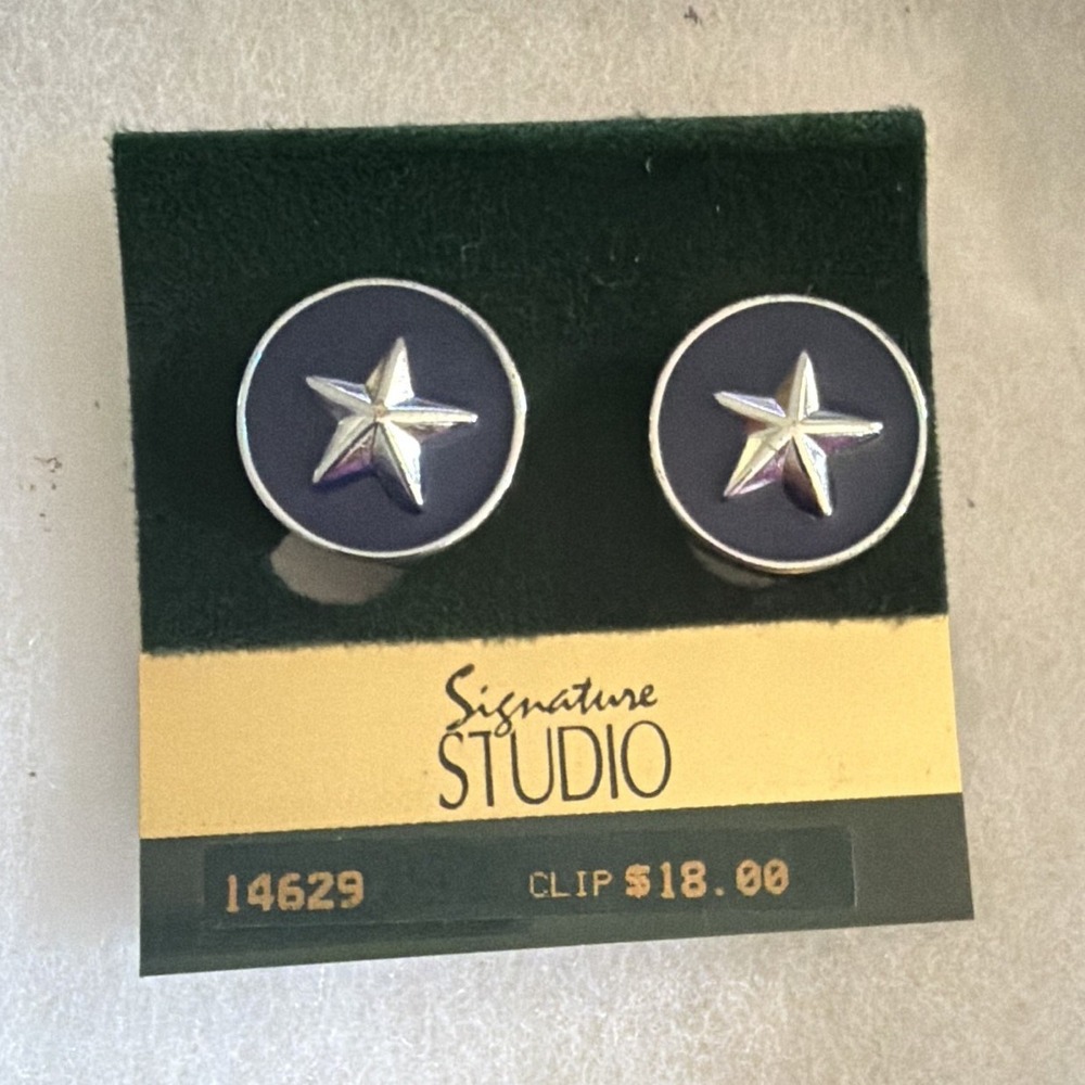 Signature Studio Star Round Clip-On Earrings‎ Silver/Blue. Y2K. Patriotic.